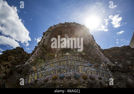 Dickeyville, Iowa, États-Unis. 20 juin 2017. Un sanctuaire pour Jésus-Christ est vu à la grotte de Dickeyville à Dickeyville, Wisconsin, le mardi 20 juin 2017. La grotte et les sanctuaires de la paroisse Saint-Esprit sont l'œuvre du Père Matthias Wernerus, qui a servi de pasteur de 1918 à 1931. Le travail a été fait entre 1925 et 1930 à partir de verre recueilli, pierre, pierres précieuses coquillages fossiles, coraux, bois et beaucoup d'autres matériaux organiques, tous sans l'utilisation de plans ou de plans de servir de sanctuaires religieux et patriotes pour le public. (Image de crédit : © Andy Abeyta, Quad-City Times/Quad-City Times via ZUMA W Banque D'Images