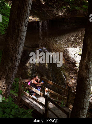 McGregor, Iowa, États-Unis. 20 juin 2017. Jamie Parish de Garnavillo, Iowa prend des photos de son fils Mathew et de sa fille Emma à Bridal Veil Falls dans le parc national de Pikes Peak près de McGregor, Iowa le 20 juin 2017 crédit: Kevin E. Schmidt/Quad-City Times/ZUMA Wire/Alay Live News Banque D'Images