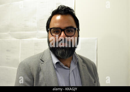 Londres, Royaume-Uni. 25 septembre 2017. Shiraz Maher, expert en terrorisme, du Centre international pour l'étude de la radicalisation et de la violence politique (ICSR), se tient dans une salle du King's College à Londres, en Angleterre, du 25 au 29 septembre 2017. Le conférencier de 36 ans était autrefois un extrémiste islamique. Lorsque la capitale britannique est devenue la cible en 2005, il s'est détourné. Maher est devenu un expert en terrorisme doté de connaissances d'initiés. Crédit : Christoph Meyer/dpa/Alamy Live News Banque D'Images