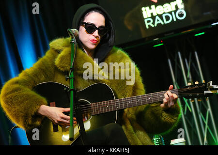 Bala Cywyd, PA, États-Unis. 29 novembre 2017. St Vincent Visite Radio 104.5 Studio De Performance À Bala Cynwyd, Pa Le 29 Novembre 2017 Crédit: Star Shooter/Media Punch/Alay Live News Banque D'Images