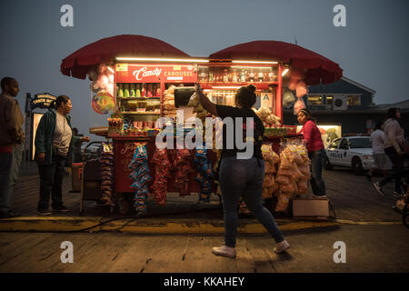 Santa Monica, Californie, USA. 25Th nov, 2017. Un vendeur de rue organise son inventaire sur le Santa Monica Pier de Santa Monica, en Californie. crédit : morgan lieberman/zuma/Alamy fil live news Banque D'Images