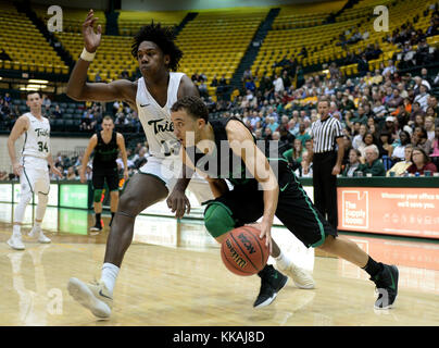 Williamsburg, VA, États-Unis d'Amérique. 29 Nov, 2017. 20171129 - Marshall guard JARROD OUEST (13) lecteurs contre William et Mary l'avant NATHAN KNIGHT (13) dans la seconde moitié à Kaplan Arena à Williamsburg, en Virginie Crédit : Chuck Myers/ZUMA/Alamy Fil Live News Banque D'Images