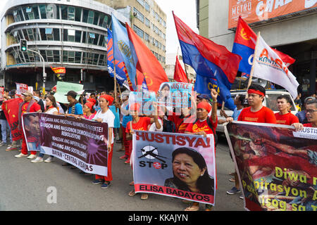 Cebu City, Philippines. Le 30 novembre est une fête annuelle dans les Philippines célébrant la vie de héros national Andres Bonifacio, une figure clé de la révolution contre la domination espagnole en 1896.En ce jour traditionnellement rallyes et manifestations sont organisées par activisits sur diverses questions.Dans la ville de Cebu par un rassemblement militant socialiste group Bayan Muna contre le Président Rodrigo Duterte, vu quelques 200 manifestants Mars dans la ville. Credit : gallerie2/Alamy Live News Banque D'Images