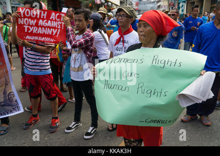 Cebu City, Philippines. Le 30 novembre est une fête annuelle dans les Philippines célébrant la vie de héros national Andres Bonifacio, une figure clé de la révolution contre la domination espagnole en 1896.En ce jour traditionnellement rallyes et manifestations sont organisées par activisits sur diverses questions.Dans la ville de Cebu par un rassemblement militant socialiste group Bayan Muna contre le Président Rodrigo Duterte, vu quelques 200 manifestants Mars dans la ville. Credit : gallerie2/Alamy Live News Banque D'Images