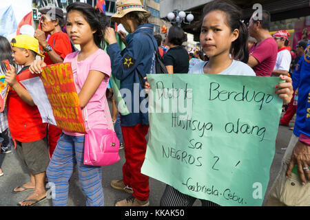 Cebu City, Philippines. Le 30 novembre est une fête annuelle dans les Philippines célébrant la vie de héros national Andres Bonifacio, une figure clé de la révolution contre la domination espagnole en 1896.En ce jour traditionnellement rallyes et manifestations sont organisées par activisits sur diverses questions.Dans la ville de Cebu par un rassemblement militant socialiste group Bayan Muna contre le Président Rodrigo Duterte, vu quelques 200 manifestants Mars dans la ville. Credit : gallerie2/Alamy Live News Banque D'Images