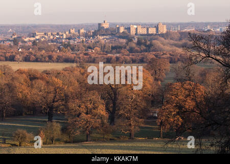 Windsor, Royaume-Uni. 30Th nov, 2017. Le soleil levant s'allume le château de Windsor, avec la chapelle St George sur la gauche, sur un matin glacial de Windsor Great Park. crédit : mark kerrison/Alamy live news Banque D'Images