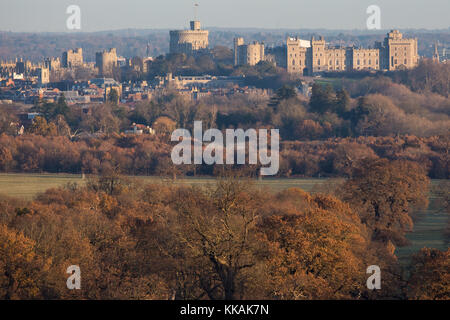 Windsor, Royaume-Uni. 30Th nov, 2017. Le soleil levant s'allume le château de Windsor, avec la chapelle St George sur la gauche, sur un matin glacial de Windsor Great Park. crédit : mark kerrison/Alamy live news Banque D'Images