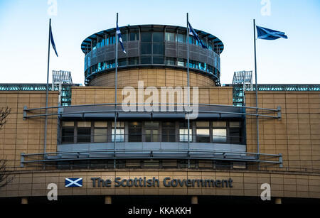 Leith, Édimbourg, Écosse, Royaume-Uni, le 30 novembre 2017. Saint Andrew's Cross sautoir drapeaux flottants au-dessus de l'édifice du gouvernement écossais au Victoria Quay à Edimbourg le St Andrew's Day Banque D'Images