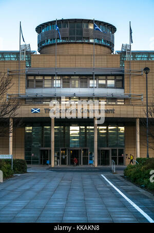 Leith, Édimbourg, Écosse, Royaume-Uni, le 30 novembre 2017. Saint Andrew's Cross sautoir drapeaux flottants au-dessus de l'édifice du gouvernement écossais au Victoria Quay à Edimbourg le St Andrew's Day Banque D'Images