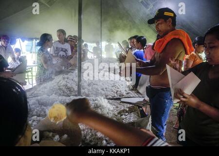 Karangasem, Bali, Indonésie. 30Th nov, 2017. certaines personnes qui ont évacué de leur village près de volcan Gunung Agung à préparer le petit-déjeuner cuisine publique dans un abri, évacuation klungkung sport swecapura, Bali, Indonésie, le jeudi, nov. 30, 2017. D'après le conseil national de l'Indonésie pour la gestion des catastrophes, 43,358 habitants de Bali ont été evacuted jusqu'au nov. 29e qui s'est étendue à 299 refuges en raison de l'éruption du Mont Agung volcan. crédit : sijori images/zuma/Alamy fil live news Banque D'Images