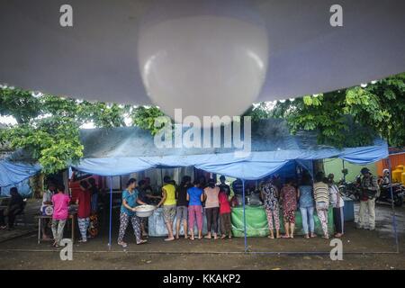 Karangasem, Bali, Indonésie. 30 novembre 2017. Les gens préparent le petit déjeuner pour les personnes évacuées dans la cuisine publique du refuge d'évacuation de Klungkung, Swecapura Sport Station, Bali, Indonésie, jeudi, Nov. 30, 2017. Selon le Conseil national indonésien pour la gestion des catastrophes, 43,358 résidents de Bali ont été évacués jusqu'au 29 novembre, qui s'est étendu à 299 abris en raison de l'éruption du volcan Agung. Crédit : Sijori images/ZUMA Wire/Alamy Live News Banque D'Images