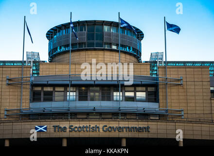 Leith, Édimbourg, Écosse, Royaume-Uni, le 30 novembre 2017. Saint Andrew's Cross sautoir drapeaux flottants au-dessus de l'édifice du gouvernement écossais au Victoria Quay à Edimbourg le St Andrew's Day Banque D'Images