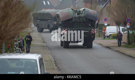 Artlenburg, Allemagne. 30 novembre 2017. Deux engins amphibies allemands M3 conduisant en direction de l'Elbe à Artlenburg, Allemagne, 30 novembre 2017. Plusieurs ponts doivent être construits à travers la rivière au cours de la formation « Full Throttle », qui dure jusqu'à vendredi. Crédit : Philipp Schulze/dpa/Alamy Live News Banque D'Images