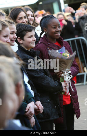 Chichester, West Sussex, UK. 30 novembre, 2017. Sa Majesté la reine visite au Chichester Festival Theatre à Chichester, West Sussex, UK. Jeudi 30 novembre 2017 Crédit : Sam Stephenson/Alamy Live News Banque D'Images