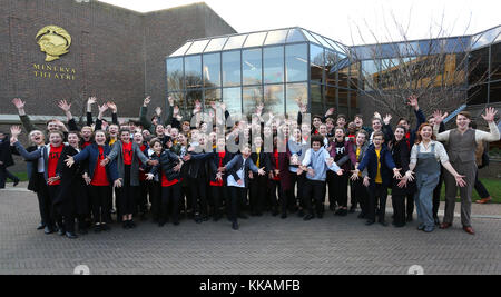 Chichester, West Sussex, UK. 30 novembre, 2017. Sa Majesté la reine visite au Chichester Festival Theatre à Chichester, West Sussex, UK. Jeudi 30 novembre 2017 Crédit : Sam Stephenson/Alamy Live News Banque D'Images