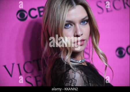 NEW YORK, NY - NOVEMBRE 28 : Stella Maxwell assiste au Victoria's secret Fashion Show 2017 en regardant le tapis rose à Spring Studios le 28 novembre 2017 à New York. Les gens : Stella Maxwell Banque D'Images