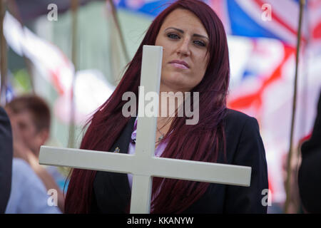 L'IMAGE DE FICHIER : Luton, Royaume-Uni. 27 Juin, 2015. Grande-bretagne Première's leader adjoint Jayda Fransen conduit les membres du groupe d'extrême droite sur un Mars à Luton. Police n'a pas empêcher les dirigeants d'assister à la marche, mais fait en sorte qu'ils ne pourraient pas s'acquitter des banderoles exigeant plus de mosquées. Une contre-manifestation était organisée par l'unis contre le fascisme. Credit : Mark Kerrison/Alamy Live News Banque D'Images