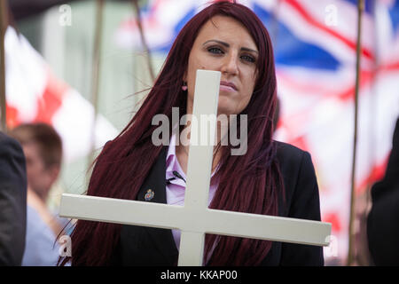 L'IMAGE DE FICHIER : Luton, Royaume-Uni. 27 Juin, 2015. Grande-bretagne Première's leader adjoint Jayda Fransen conduit les membres du groupe d'extrême droite sur un Mars à Luton. Police n'a pas empêcher les dirigeants d'assister à la marche, mais fait en sorte qu'ils ne pourraient pas s'acquitter des banderoles exigeant plus de mosquées. Une contre-manifestation était organisée par l'unis contre le fascisme. Credit : Mark Kerrison/Alamy Live News Banque D'Images