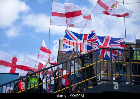 L'IMAGE DE FICHIER : Luton, Royaume-Uni. 27 Juin, 2015. Les membres du groupe d'extrême droite en Grande-Bretagne d'abord prendre part à une manifestation dans Luton. Police n'empêcher Paul Golding et Jayda Fransen, chef et le chef adjoint de la Grande-Bretagne d'une part, d'assister au mois de mars, mais a assuré qu'ils ne pourraient pas s'acquitter des banderoles exigeant plus de mosquées. Une contre-manifestation était organisée par l'unis contre le fascisme. Credit : Mark Kerrison/Alamy Live News Banque D'Images