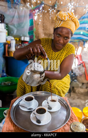 Femme servant du café éthiopien, dépression Danakil, Ethiopie, Afrique Banque D'Images