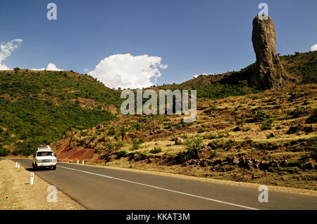 Piton rocheux (le doigt de Dieu) et entre voiture et gondar Bahir Dar, région d'Amhara, en Éthiopie Banque D'Images