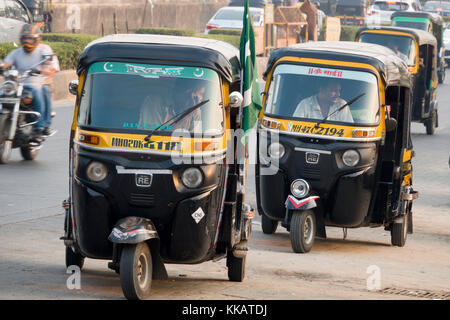 Auto rickshaw les chauffeurs de taxi attendent des passagers à Juhu Beach, Mumbai, Inde Banque D'Images