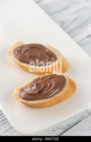 Tranches de baguette avec la crème au chocolat Banque D'Images