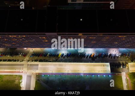 Drone aérien vue du parking voiture à Katowice la nuit. La Silésie, Pologne Banque D'Images