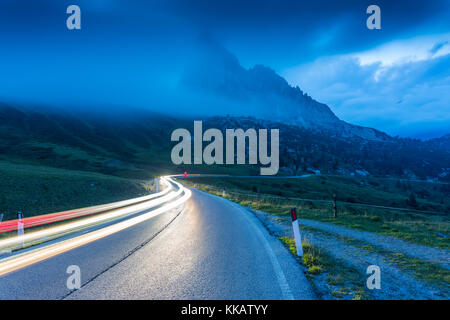 Les feux de piste du trafic sur Sella Pass, Province de Bolzano, le Tyrol du Sud Italien, Dolomites, Italie, Europe Banque D'Images