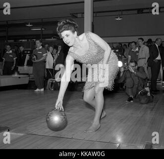 Pat actrice Phoenix s'absente du scandale de la télévision et de chatter's Coronation Street - dans lequel elle joue le rôle d'Elsie tanner - d'utiliser un ballon d or dans le bol dans le nouveau 32-lane €300 000 Belle Vue-Granada Bowling à Belle Vue à Manchester. Banque D'Images