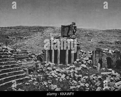 Les ruines de la partie de la ville de Jerash, structures partielles et les colonnes sont debout alors que de gros blocs de pierre jonchent le sol, Jordanie, 1874. À partir de la Bibliothèque publique de New York. Banque D'Images