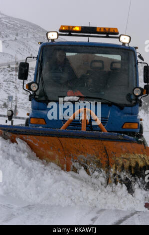 Un chasse-neige suppression d'un chemin de neige après une lourde chute de neige près de la Cairngorm Mountain Ski center dans les Cairngorms, en Ecosse Banque D'Images