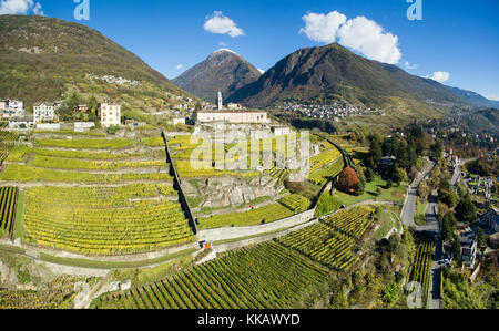 Vignes en Valteline et couvent de San Lorenzo - Vue aérienne Banque D'Images
