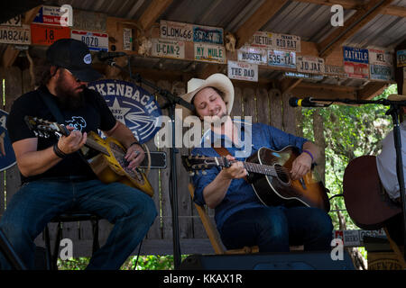 Luckenbach, Texas - 8 juin 2014 : groupe jouant de la musique country à Luckenbach, Texas, États-Unis. Banque D'Images