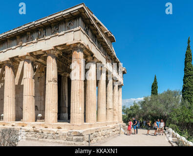 Les touristes devant le Temple d'Héphaïstos (Héphaïstos) dans l'enceinte de l'ancienne Agora, Athènes, Grèce Banque D'Images