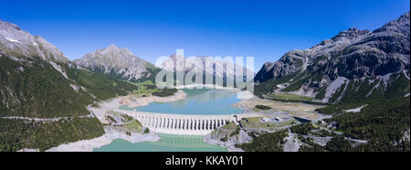 Vue panoramique - Lac de San Giacomo et cancano en Valteline Banque D'Images