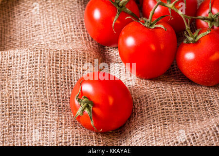 Branche de tomates sur jute Banque D'Images
