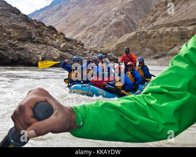 River Rafting sur la gorge de la rivière Zanskar considéré comme le Grand Canyon de l'Himalaya - Zanskar, Ladakh, INDE Banque D'Images