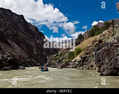 River Rafting sur la gorge de la rivière Zanskar considéré comme le Grand Canyon de l'Himalaya - Zanskar, Ladakh, INDE Banque D'Images