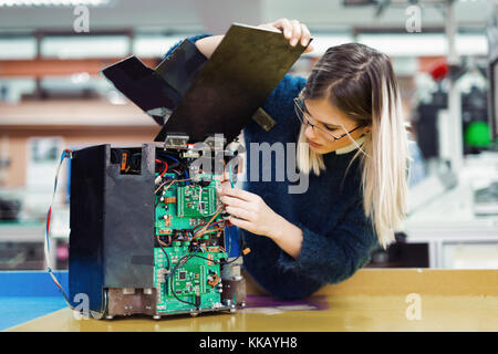 Jeune femme ingénieur travaillant sur le projet robotique Banque D'Images