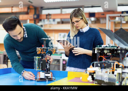 Les jeunes élèves de mécatronique attrayant de travailler sur projet Banque D'Images