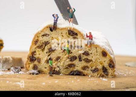 Grimpeur jouet miniature avec gâteau et raisins Banque D'Images