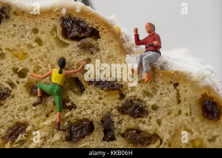 Grimpeur jouet miniature avec gâteau et raisins Banque D'Images