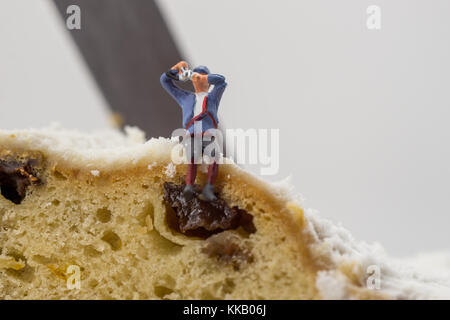 Grimpeur jouet miniature avec gâteau et raisins Banque D'Images