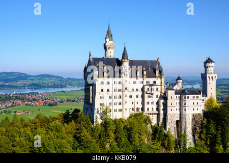 Le château de Neuschwanstein, dans l'arrière Forggensee, Schwangau, Königswinkel, Ostallgäu, Allgäu, souabe, Bavière, Allemagne Banque D'Images