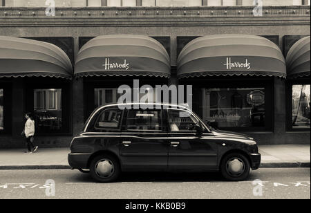 Taxi anglais, harrods shopping mall, Londres, Angleterre, Grande-Bretagne Banque D'Images