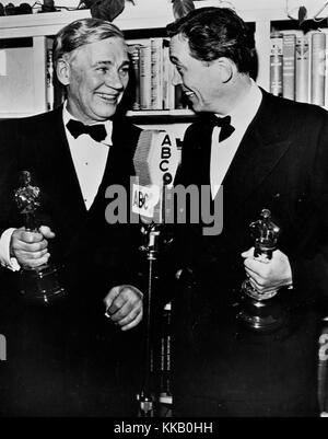 Walter Huston (à gauche) et son fils, John Huston, échange félicitations après qu'ils ont gagné des oscars pour son travail dans "trésor de la Sierra Madre", Walter en tant que meilleur acteur de soutien et John en tant que directeur, 1948. Banque D'Images