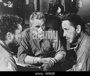 L'acteur américain Walter Huston et deux hommes non identifiés d'un acteur dans un film Still, 1940. Banque D'Images