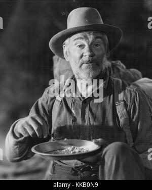 Acteur Walter Huston haricots manger pendant le tournage du Trésor de la Sierra Madre, 1948. Banque D'Images