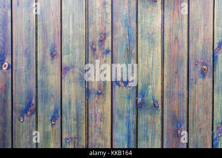 Vintage fond de bois colorés. s'est évanoui en bois noueux peint texture dans des tons sombres. composition verticale Banque D'Images